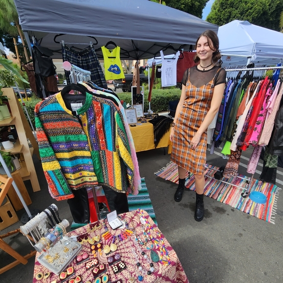 @stylishgiraffe is live! Silent Show Up To 75% Off! Gift Thrifted ✨️🎁 - Picture 13 of 15